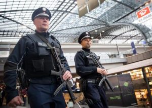 Terrorismo, tre rifugiati iracheni arrestati in Germania: pianificavano un attentato