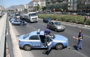 Niscemi (Caltanissetta): non si fermano all'alt della polizia e investono due agenti