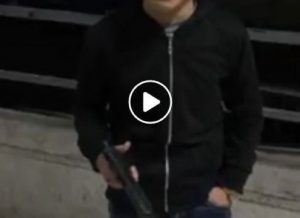 Napoli, ragazzino canta brano neomelodico con la pistola e spara: identificato