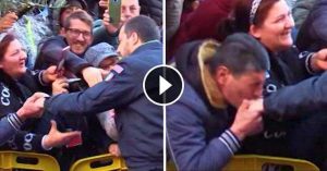 Salvini ad Afragola acclamato dalla folla, c'è chi gli fa il baciamano: "Non farci pagare più scorta a Saviano" VIDEO