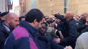 Salvini al venditore ambulante: "Non ho nulla da comprare. E che c***o"