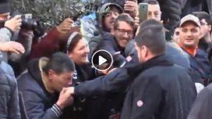 Matteo Salvini ad Afragola (Napoli): il baciamano in mezzo alla folla adorante