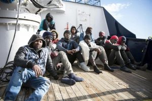 Migranti: i 49 sbarcano a Malta, poi se li prende l'Europa (anche l'Italia). Salvini: "La Ue cede ai ricatti"