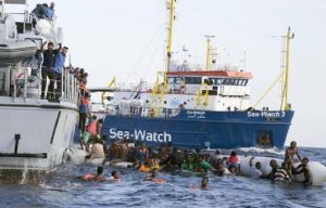 Sea Watch, parlamentari (anche di Forza Italia) a bordo contro Salvini: "Fate sbarcare i migranti"