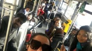 Autista scatta selfie coi migranti sul bus: sono viaggiatori modello