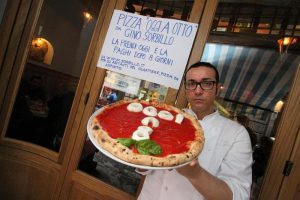 Napoli: bomba esplode davanti all'ingresso della storica pizzeria Sorbillo