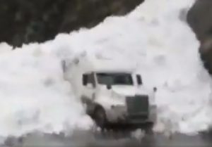  Russia, valanga di neve travolge il tir: salvo il conducente 