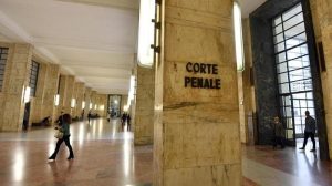 Milano, avvocato praticante cade dalle scale del tribunale. Incidente o gesto volontario?