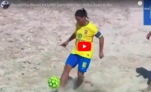 YouTube, Ronaldinho maestro di beach soccer: triangolo al volo e gol spettacolare in Brasile-Giappone