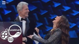 YOUTUBE Sanremo 2019, Baglioni a sorpresa imita Maurizio Costanzo: "Demo, famo un Glen Miller d'annata"