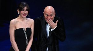 YOUTUBE Sanremo 2019, gaffe di Claudio Bisio: fa "ciao" con la mano ad Andrea Bocelli