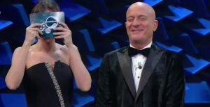 Sanremo 2019, Bisio gaffe: chiama Virginia Raffaele "Michelle". Lei risponde: "Crozza" VIDEO