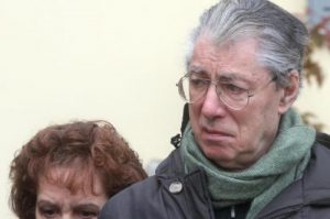 Umberto Bossi, ultimo bollettino medico: critico ma stabile, starà in ospedale a lungo