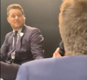 Michael Bublé invita a cantare il fan sul palco e scopre un fenomeno