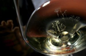 Pavullo nel Frignano: apre una bottiglia di champagne con una sciabola ma... finisce malissimo (foto d'archivio Ansa)