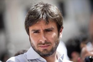 Alessandro Di Battista contro il Corriere della Sera: "Editorialisti come pesci rossi"