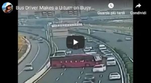 Cina, un autista di un autobus blocca l'autostrada per fare inversione tra le corsie VIDEO 