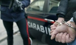Mazara del Vallo, litiga coi vicini e prende a sprangate un carabiniere: arrestato