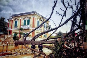 Maltempo, vento e neve: 4 morti nel Lazio, tetti scoperchiati, alberi abbattuti