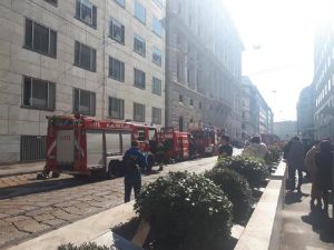 Milano, a fuoco il tetto di un palazzo: chiusa via Turati, traffico in tilt