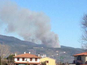 Monte Serra, incendio vicino Vicopisano: famiglie sgomberate