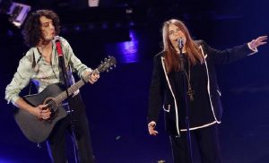 Sanremo 2019, Motta e Nada vincono il premio per il "Miglior Duetto". Fischi dal pubblico (foto Ansa)