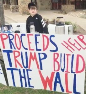 Texas, a 7 anni "piccolo Hitler" raccoglie mille dollari per il muro di Trump3