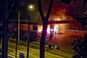 Napoli, esplosione nella notte: distributore di benzina in fiamme