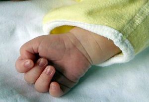 Torino, neonato con la tosse muore dopo le dimissioni. I medici avevano detto: "Fategli aerosol"