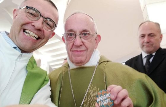 Papa Francesco si fa la FOTO con la spilla "Apriamo i porti"