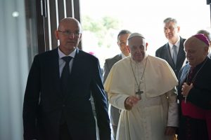 Papa Francesco visita la struttura per i senzatetto dell'aeroporto di Fiumicino4