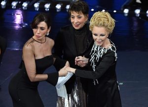 Sanremo 2019, Virginia Raffaele sgrida Patty Pravo: "La smetti di attaccare la pippa a tutti?"