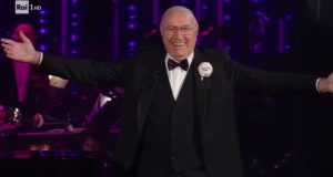 Sanremo 2019, Pippo Baudo sul palco per pochi minuti. La rabbia su Twitter: "Una vergogna"