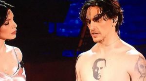 Adrian, il ballerino Sergei Polunin con la faccia di Putin tatuata sul petto