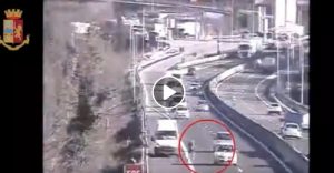 A11 Montecatini: furgone in retromarcia, poi a piedi in autostrada per prendere la merce caduta VIDEO