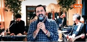 Matteo Salvini celebra Sanremo e canta "Io Vagabondo" VIDEO