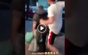 Napoli: un clochard cammina per strada a SOccavo, ragazzino lo colpisce con calcio volante VIDEO