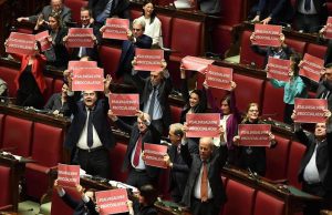 Tav, ok della Camera a mozione M5s-Lega: "Ridiscutere l'opera". Proteste Pd: "Salva Salvini, boccia la Tav"
