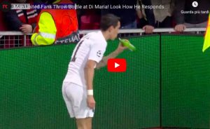 Tifosi lanciano birra a Di Maria durante Manchester United-Psg, l'argentino finge di berla
