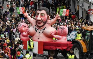 Salvini allatta "Razzismo" e "Nazionalismo": il carro al carnevale di Dusseldorf