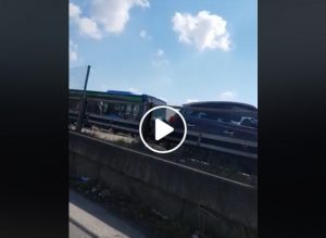 Bus incendiato a San Donato Milanese: la fuga dei ragazzini VIDEO