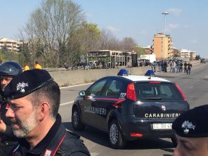 Carabinieri eroi, salvano bimbi dal bus: l'omaggio dell'Arma