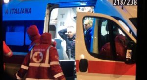 Lazio-Roma, scontri tra tifosi e polizia: agente ferito alla testa