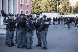 Derby Lazio-Roma, sassi contro agenti: un tifoso arrestato e tre sottoposti a Daspo