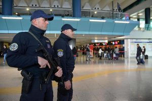 Fiumicino: un algerino minaccia di buttarsi da balaustra aeroporto, salvato dai poliziotti