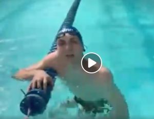 Manuel Bortuzzo torna in piscina ad un mese dagli spari: "Un'emozione bellissima" VIDEO