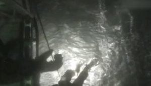 Pescatore cade nel mare in tempesta: salvato dai compagni dopo un'ora