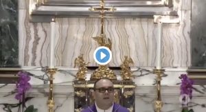 Roma, panico durante la messa in diretta tv. Folle sull'altare: "Padre mi presento, sono Dio" VIDEO