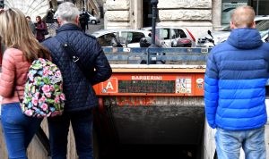 Metro Barberini chiusa, paura per la scala mobile rotta a Roma