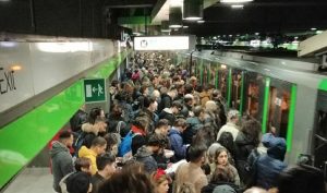 Milano, brusca frenata in metro: un ferito e diversi contusi